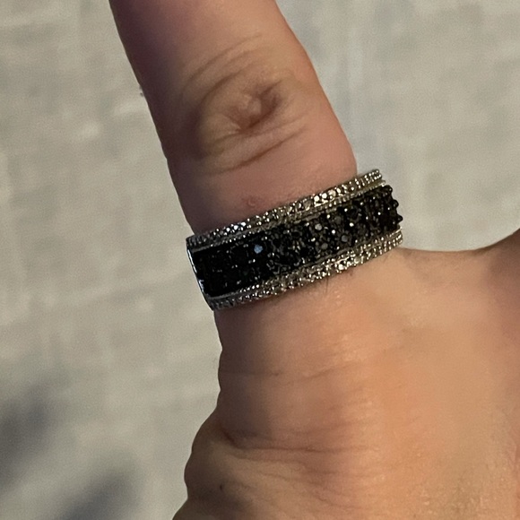 Black and white diamond ring - Picture 2 of 3